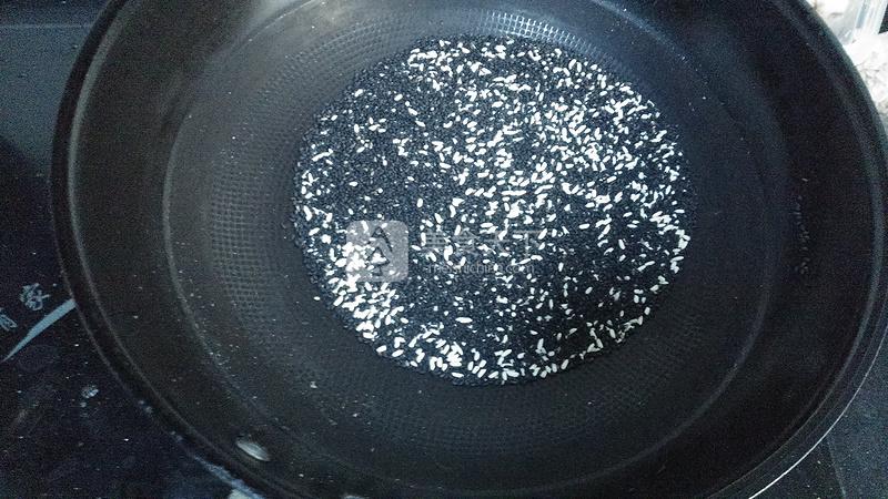 【黑芝麻糊】溫暖濃香的養生良品的做法步驟：2