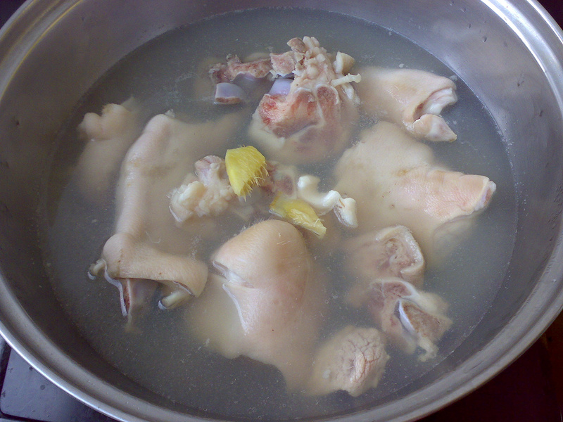 冬菇黃豆豬蹄湯的做法步驟：2