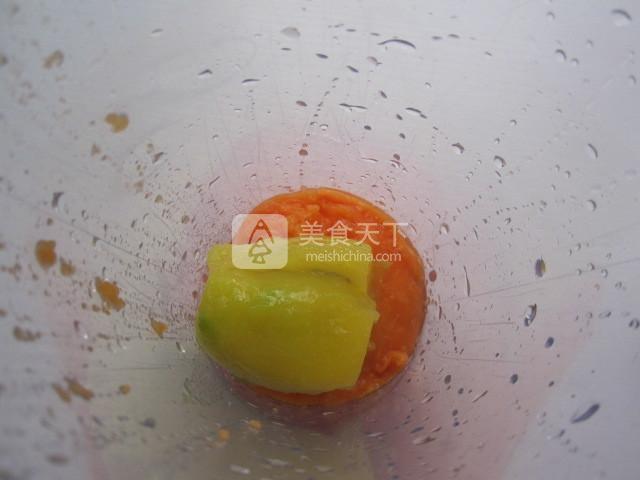 黃金海岸——奇異果木瓜奶昔的做法步驟：5