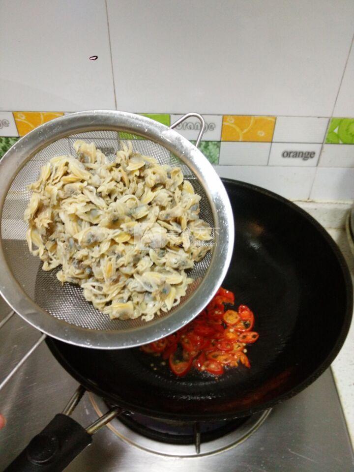 蛤肉炒西芹的做法步驟：4