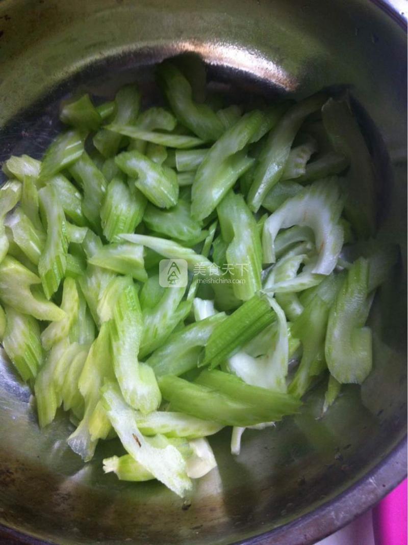  西芹炒肉片的做法步驟：3
