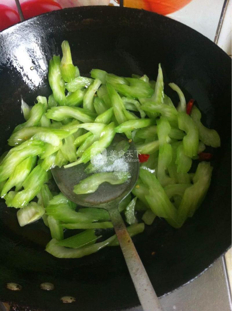  西芹炒肉片的做法步驟：7