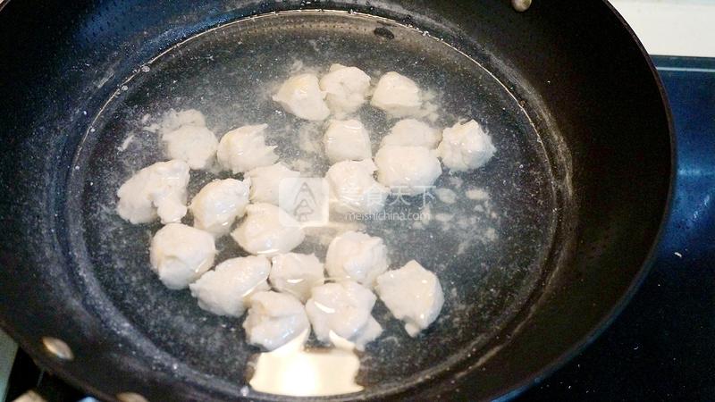 雞肉丸菠菜湯的做法步驟：7