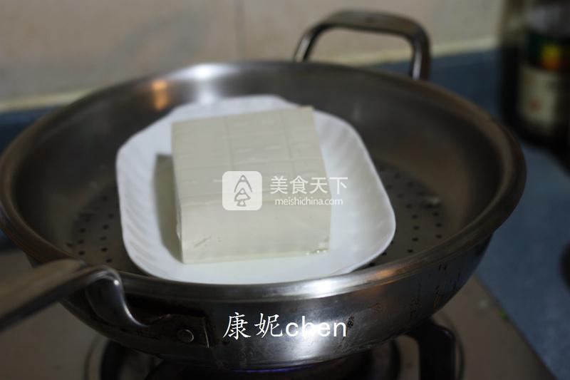 制作簡單營養味美的【皮蛋豆腐】的做法步驟：2