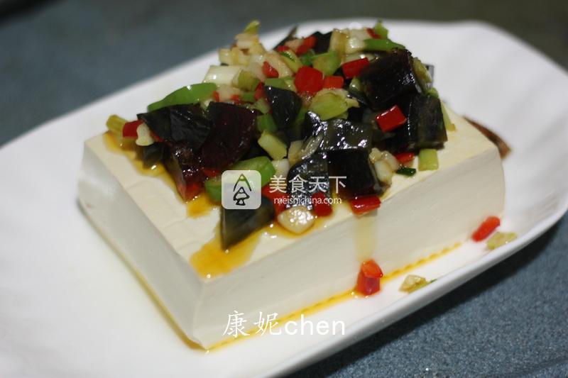 制作簡單營養味美的【皮蛋豆腐】的做法步驟：5