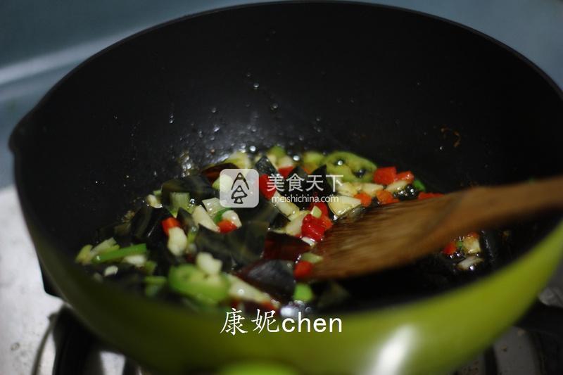 制作簡單營養味美的【皮蛋豆腐】的做法步驟：4