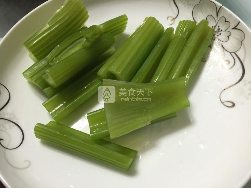 西芹黃瓜蘋果汁的做法步驟：3