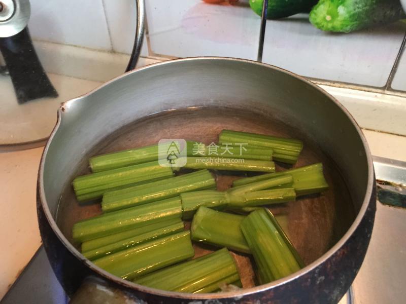 西芹黃瓜蘋果汁的做法步驟：2