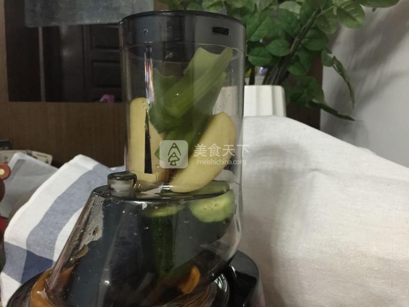 西芹黃瓜蘋果汁的做法步驟：7