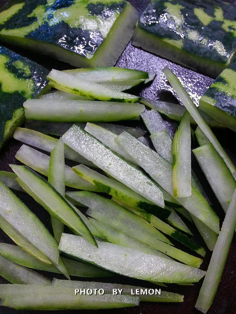 瘦身低卡--清炒冬瓜皮的做法步驟：3
