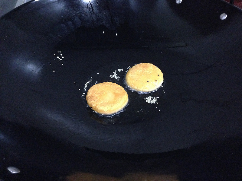 【芝麻番薯餅】的做法步驟：14