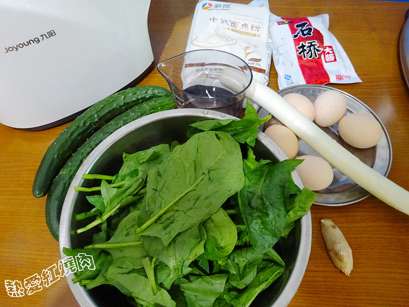 雞蛋炸醬菠菜面的做法步驟：1