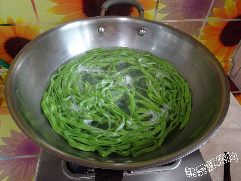 雞蛋炸醬菠菜面的做法步驟：17