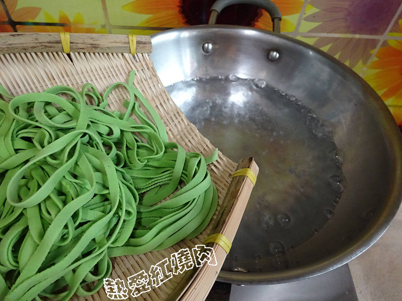 雞蛋炸醬菠菜面的做法步驟：16