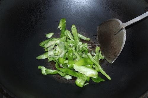 辣椒炒西瓜皮的做法步驟：4