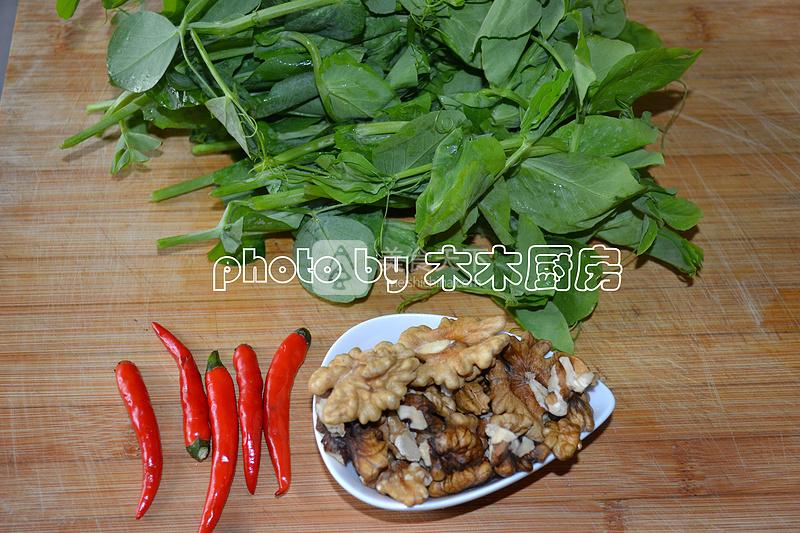 豌豆苗拌核桃仁的做法步驟：1