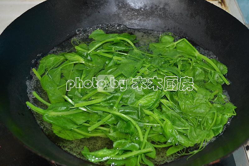 豌豆苗拌核桃仁的做法步驟：2