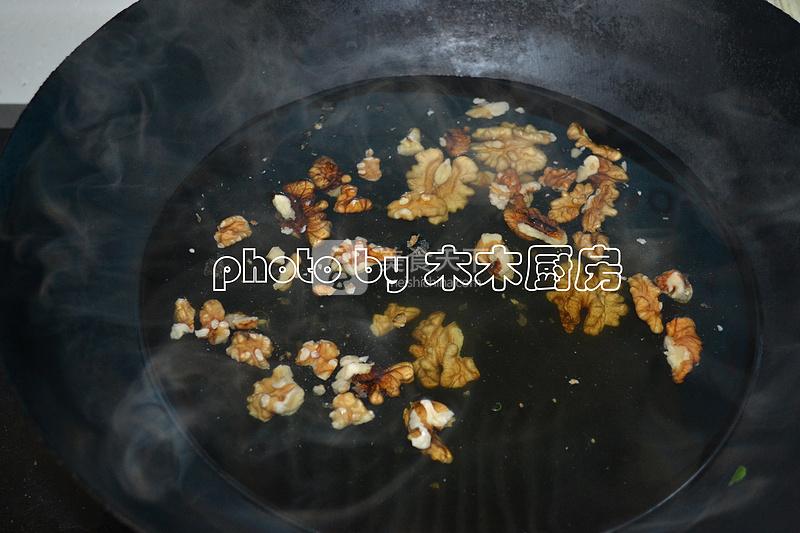 豌豆苗拌核桃仁的做法步驟：3