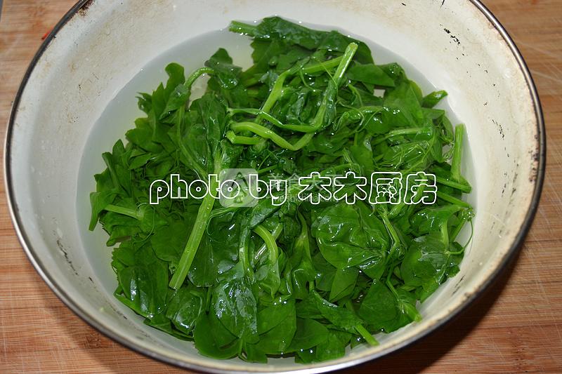 豌豆苗拌核桃仁的做法步驟：4