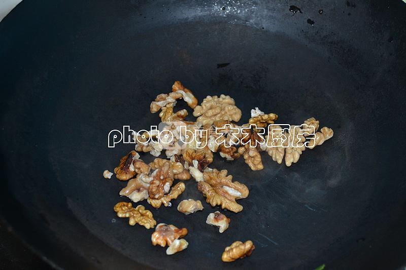 豌豆苗拌核桃仁的做法步驟：5