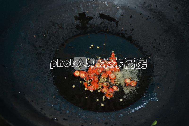 豌豆苗拌核桃仁的做法步驟：7