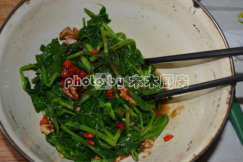 豌豆苗拌核桃仁的做法步驟：11