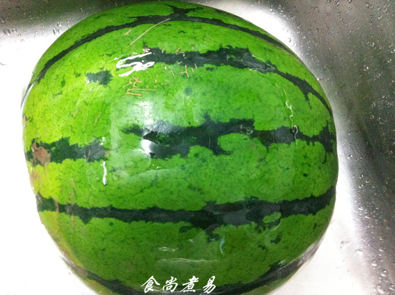 鮮搾西瓜汁的做法步驟：1