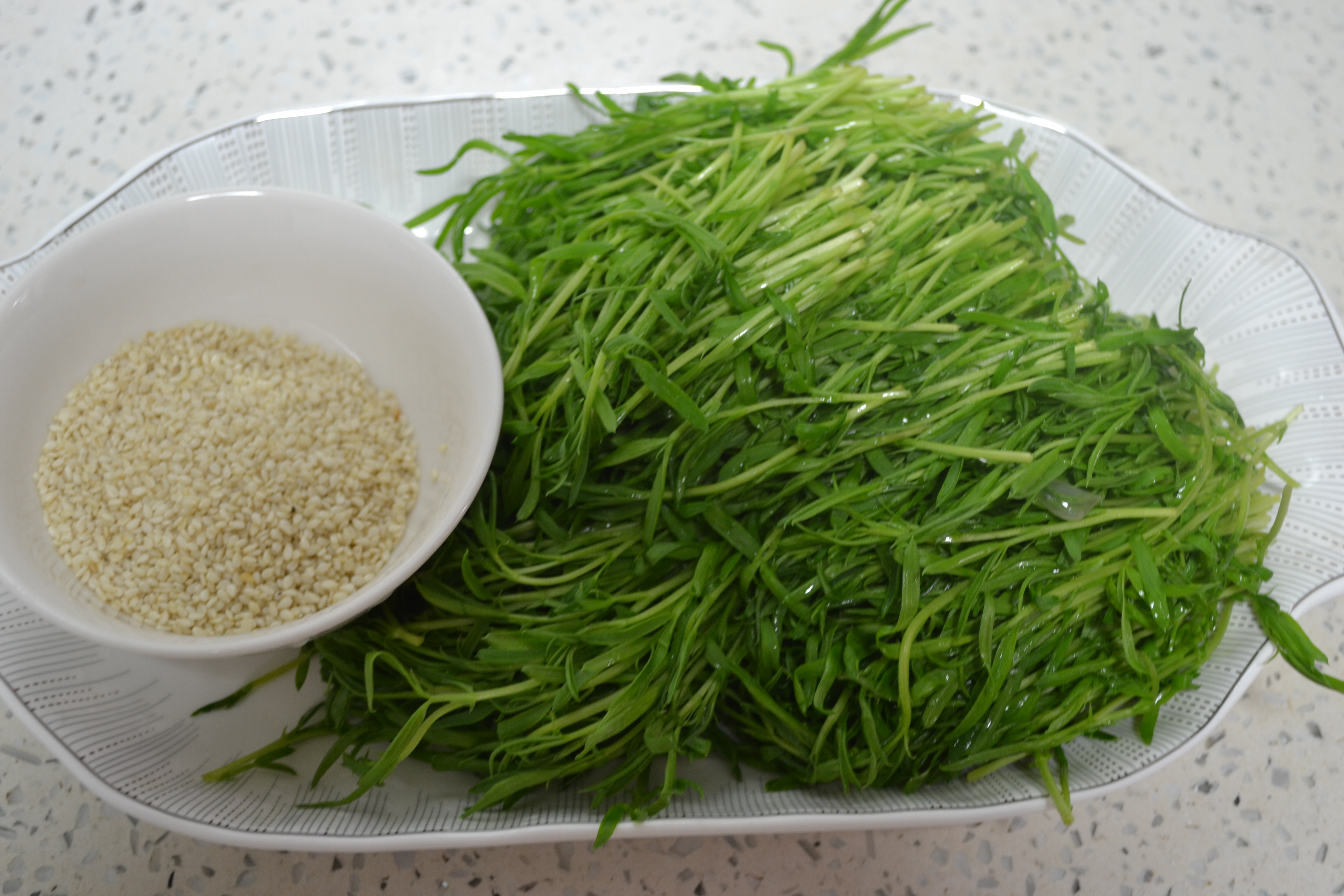 芝麻鹽拌豆苗的做法步驟：1
