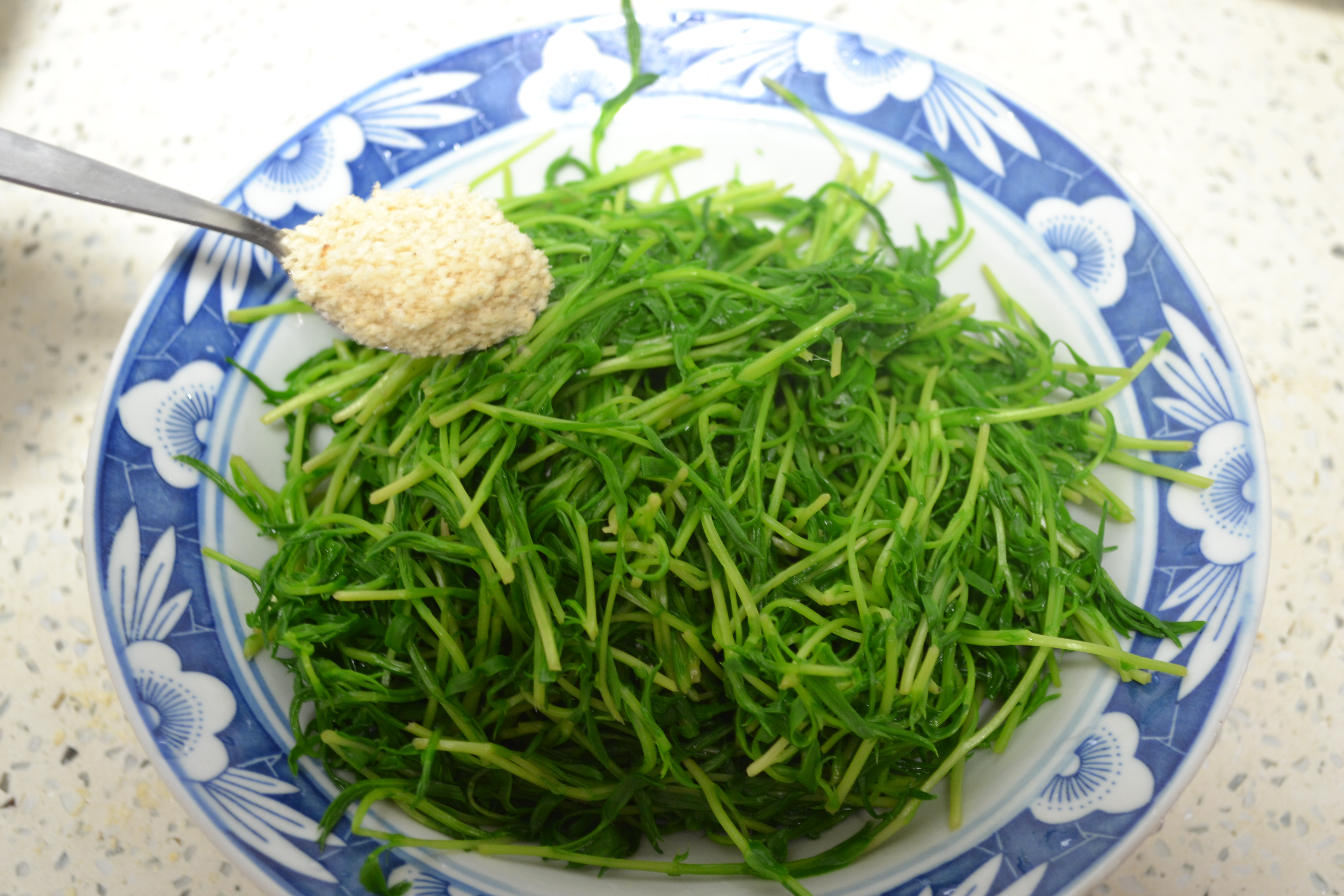 芝麻鹽拌豆苗的做法步驟：9