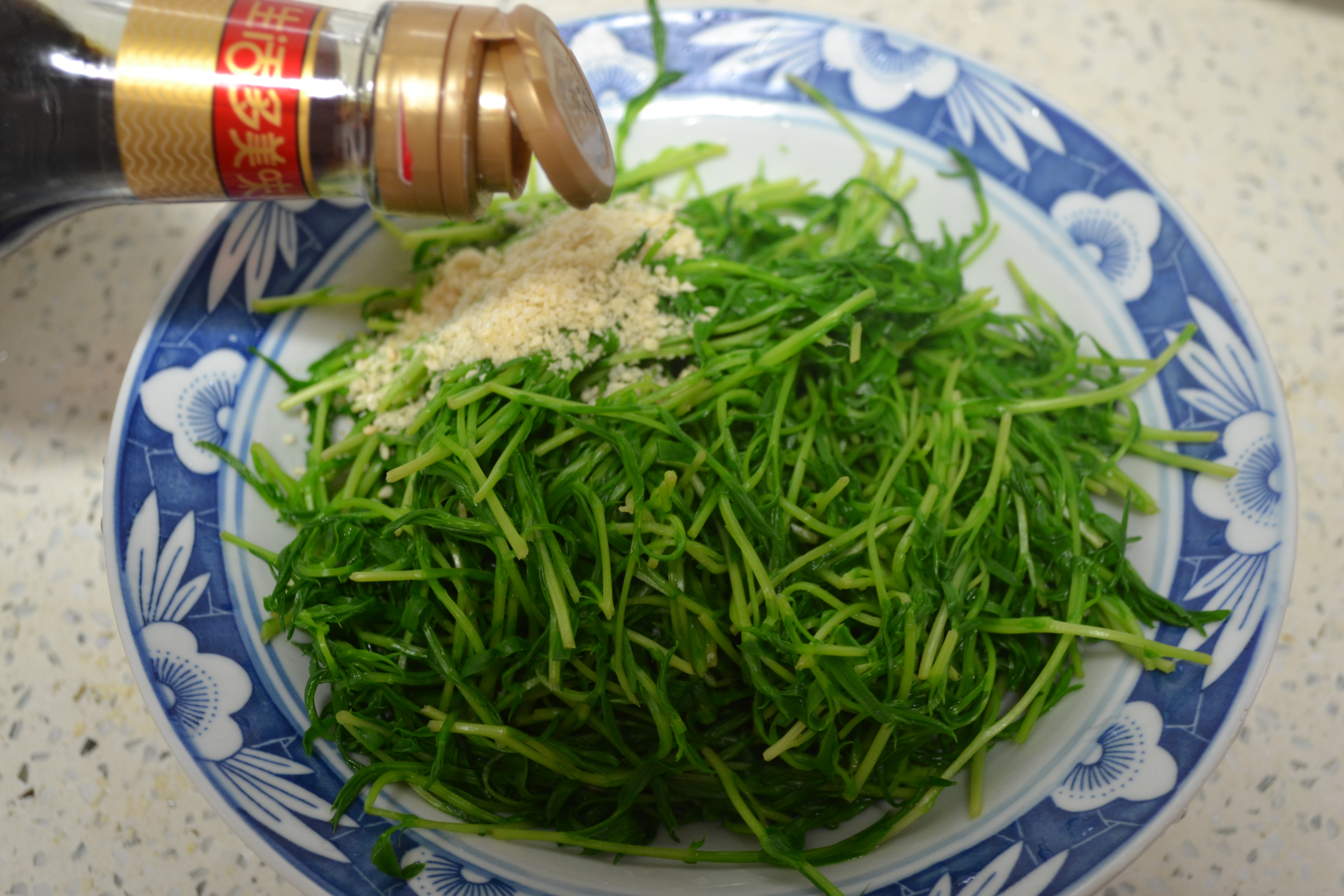 芝麻鹽拌豆苗的做法步驟：10