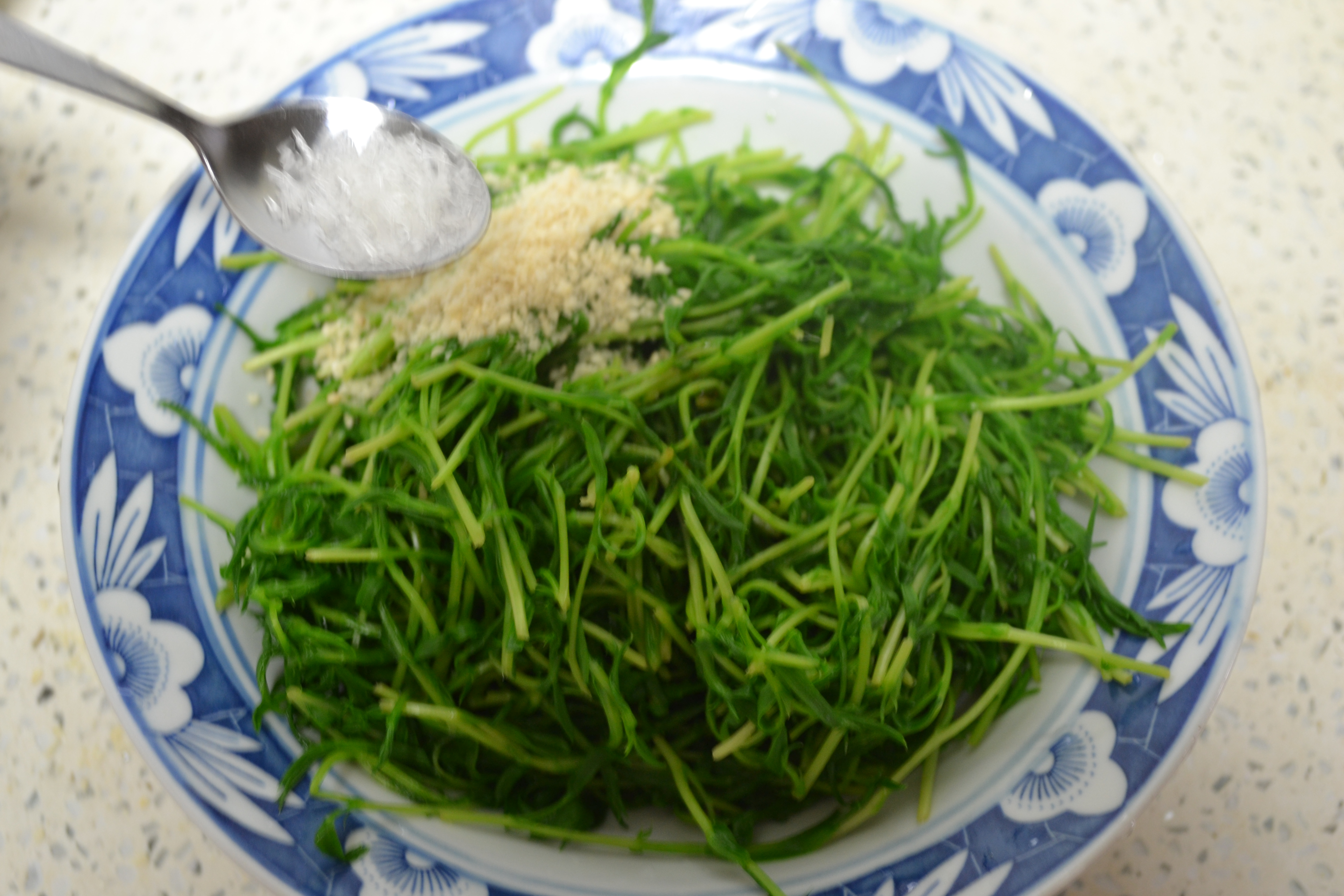 芝麻鹽拌豆苗的做法步驟：11