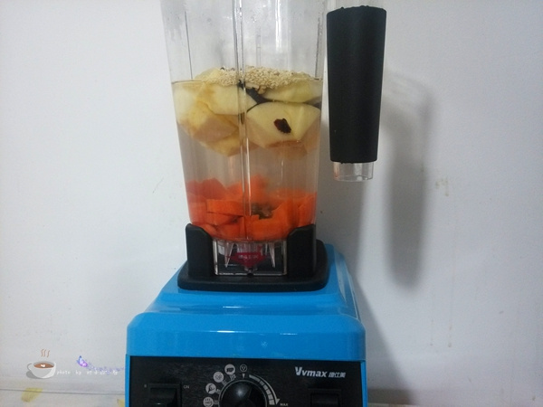 【營養美味、口感俱佳】胡蘿卜蘋果精力湯的做法步驟：6