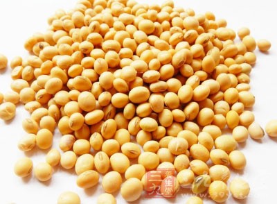 黃豆加油用小火炒一下