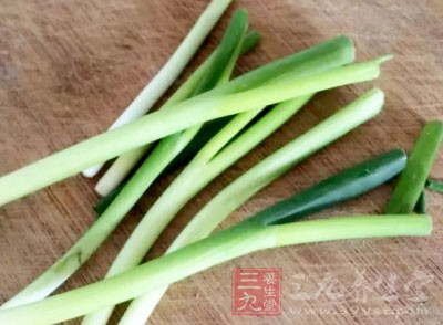 准備好調料，香菜、醋、小蔥，油炸的豆子