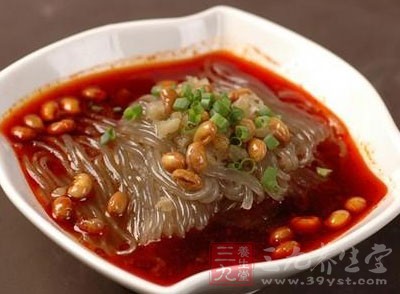 鍋燒熱放油,油熱後放蒜片兒 鍋燒熱放油,油熱後放蒜片兒