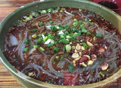 酸辣粉的熱量(以100克可食部分計)是190大卡