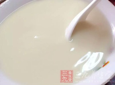 牛奶粥加入牛奶，文火煮成粥，加入白糖攪拌，充分溶解即成
