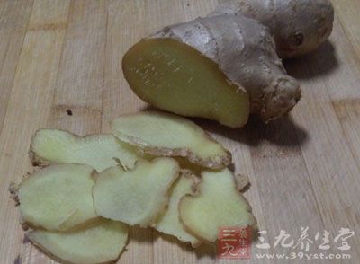 豬脊骨500克，白扁豆50克，棗干8顆，蓮子10粒，蔥、姜適量，水、食鹽適量