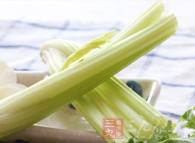 將芹菜連根洗淨 將芹菜連根洗淨