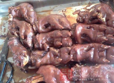 倒入豬腳，水，可樂，蛋，豆干