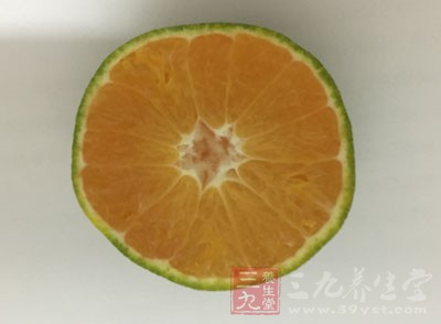 檸檬洗淨，取一個碗