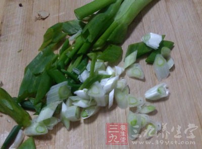 肉末炒散後，放入蔥姜末，炒出香味