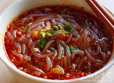 酸辣粉是人們喜歡吃的食物之一