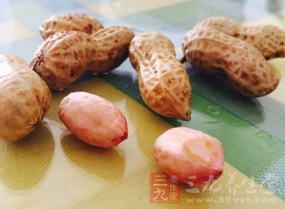花生用水浸泡一夜，將黃豆洗淨