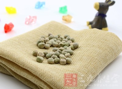 冬瓜、豌豆、玉米、紅椒、鹽、白糖、雞精、生抽各適量