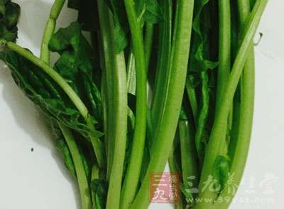 菠菜200g，芝麻仁50g，枸杞子10顆，鹽、糖、香油各適量