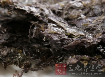 鍋裡放上水，紫菜淘洗干淨放入