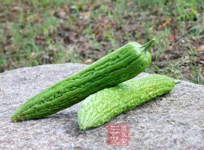 苦瓜洗淨，去瓤切小塊