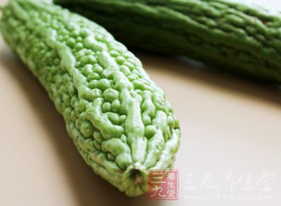 苦瓜100克，紫菜20克，墨魚100克