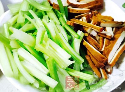 粳米250克，芹菜(連根)120克，食鹽、味精各適量
